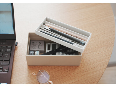 散らかるデスクを、飾りながら整理する。プリーツが絵になる紙製オーガナイザー、bon momentと大成紙器のコラボで誕生！