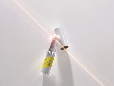 薬用美白美容液を、直塗り。狙いを定めて、美白“一極集中”。美白＆肌荒れ防止のW主剤を配合した『ブライトニ...