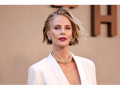 【TIFFANY & CO.】シャーリーズ・セロンが映画『オデュッセイア』のニューヨークプレミアにティファニーを纏い登場