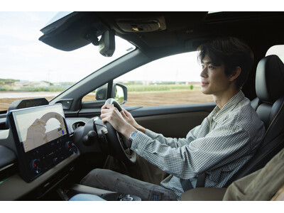 TOYOTA�̓d�C�����ԁubZ4X Touring�v�ƂƂ��ɉ߂��������`���u365 SCENES�v�@��3�e�͔o�D�E�{��X�����񂪔o�D���ԂƁA�v���o�̒n�u�O��v�����闷��