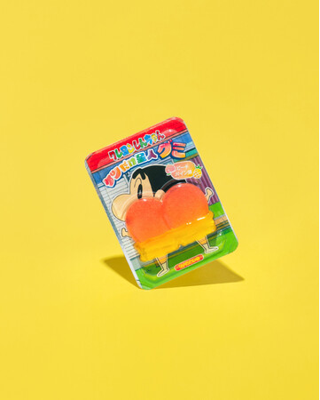 しんちゃんの“ケツだけ星人”がまさかのグミ化！ぷりっとリアルな造形に、思わず笑ってしまうインパクト駄菓子登場