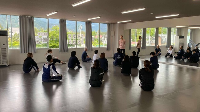 安曇野ミネラルウォーター、従業員の健康維持を目的に講師・和嶋俊光氏によるストレッチ講義を開催