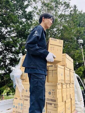 猛暑の夏、地域の高校へ備蓄水を寄贈