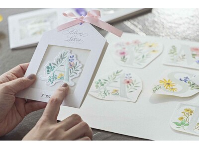 デジタルにはないアナログのぬくもりが、あなたの大切なものに個性を添える「イニシャル刺繍ステッカー」新発売