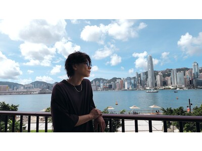俳優の佐藤健さん、香港で最上級のアートとグルメを堪能