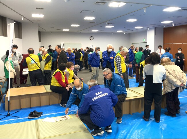 「畳店の段ボールベッド？」避難所生活を想定した防災体験会、来場者が使用感を体感