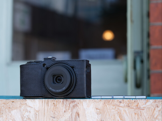 �ꖇ�v�ŃJ������܂莆�̂悤�ɕ�ݍ��ށAULYSSES�wGR IV�p�{�f�B�X�[�c�x����