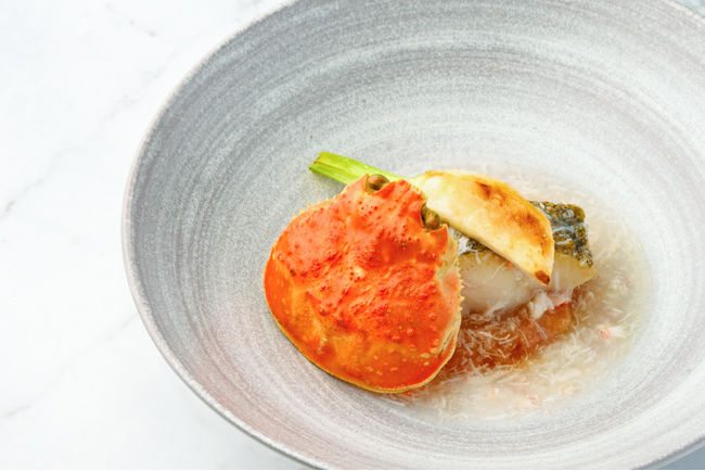 冬の味覚の女王・香箱蟹を洋のエッセンスで極上アレンジ、香箱蟹づくしのディナーコース「極 -KIWAMI-」付き宿泊プランが登場