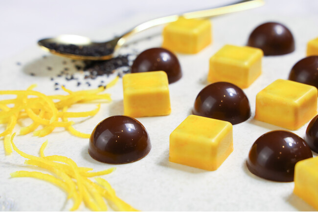 和の素材が織りなす大人のバレンタイン。柚子と黒胡麻のボンボン・ショコラ「鼓香 -KOKA- Yuzu & Goma」2026年1月10日(土)より予約開始