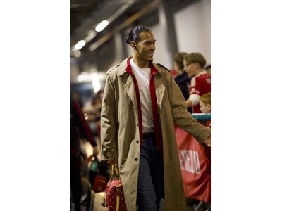 リヴァプールFC男子チームがニューカッスル・ユナイテッドとのプレミアリーグ 公式戦にてトミー ヒルフィガーを着用