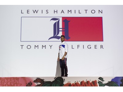 トミー ヒルフィガーがルイス・ハミルトンとコラボレートしたTOMMYXLEWISコレクションを発表