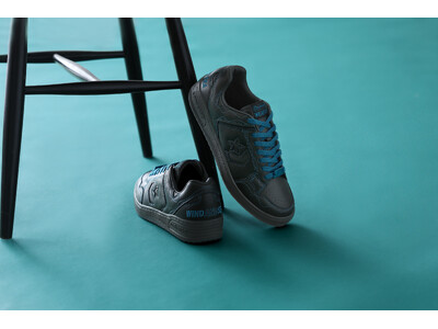 ブルーが目を惹く「WIND AND SEA」とのコラボレーションモデルが登場