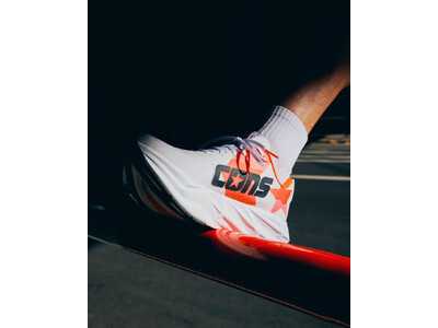 ブランド初の厚底モデル「CONS RUNBOUNCE / 3itsuka」が発売開始