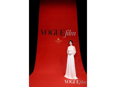 ヤン・ミーがVOGUEのフィルムガラにてロエベを着用