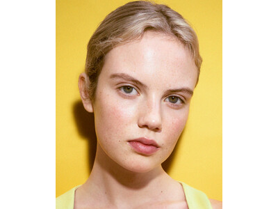 アイラ・ジョンストンがロエベの新ブランド アンバサダーに就任