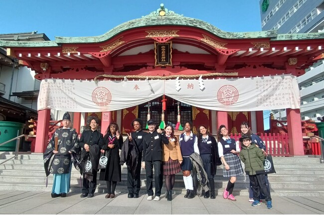 プレスリリース「羽田発・インバウンド向け日本の学校体験プログラム始動。制服姿の外国人が神社でご祈祷！」のイメージ画像