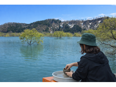 【山形・置賜】春限定の絶景「白川湖の水没林」を眼前に、電動ろくろ陶芸体験！「アルカディア陶芸リトリート 第4弾」5/16・17開催