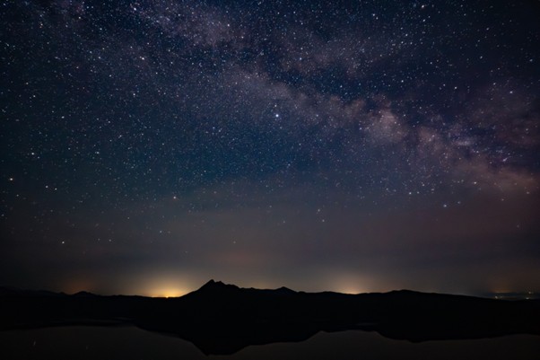 【北海道・弟子屈町】国立公園に広がる満点の星空と国内屈指の強酸性温泉「川湯温泉街」を楽しむ！