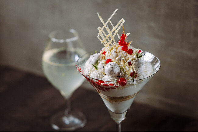 完全会員制パフェバー「Remake easy」が12月季節限定「木頭ゆずとバニラとクリームチーズの“SHIRO”パフェ」を提供。白の質感と香りに焦点を当て、木頭ゆずの美しい余韻を楽しむ冬限定パフェ。