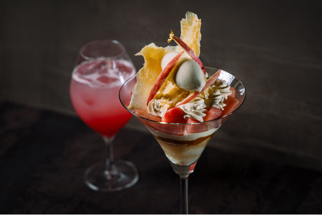 完全会員制パフェバー「Remake easy」から9月限定、ロマンりんごにライチとハイビスカスを重ねた、夏から秋の移ろう季節を映す『ロマンりんごとライチのアップルパイアラモードパフェ』が登場！