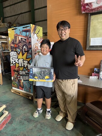 【話題】農機具王・三重店の「農ガチャ」で大当たり！お小遣いで挑戦した小学生がジョンディアのミニカーをゲット！