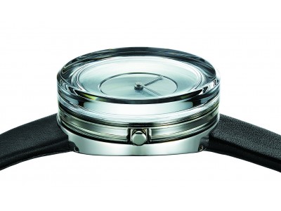 ＜ISSEY MIYAKE WATCH＞「ガラスウオッチ」ガラスの塊から生まれた光のオブジェ