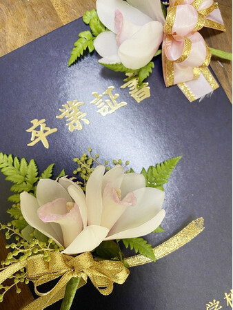 卒業式・入学式に生花コサージュを贈呈　洋蘭シンビジウム生産企業が家族を想う福利厚生を2026年も実施