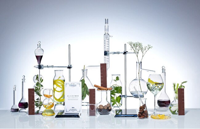 フランスのインフュージョンジンの先駆者である“シタデル”とコラボレーションしたジン風味のチョコレート「アルシミー ジン ショコラ」が2025年5月29日（木）より発売開始