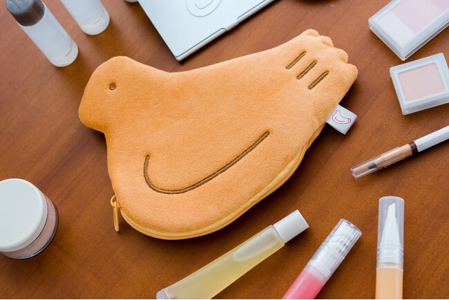 【3月6日は鳩サブローの日】鎌倉本店限定のポーチと、鳩サブレーがぎゅっと集まった柄の数量限定の不思議なグラスを1日限定で販売します。