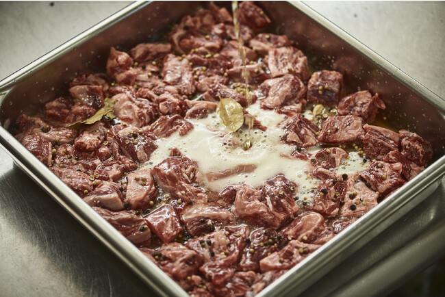 味付肉の価値を再定義する「ビーフマリネ」。牧場直営店TOMMYBEEFが発信する命の美味しい食べ方と楽しみ方。