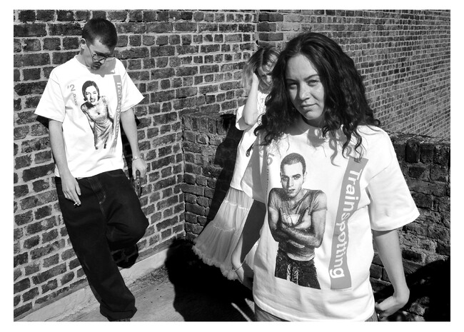 プレスリリース「映画『トレインスポッティング』公開30周年記念 Behind the Scenes(R)、公式ライセンスTシャツ 第二弾を発表 -1996年の熱気を2026年へ-」のイメージ画像