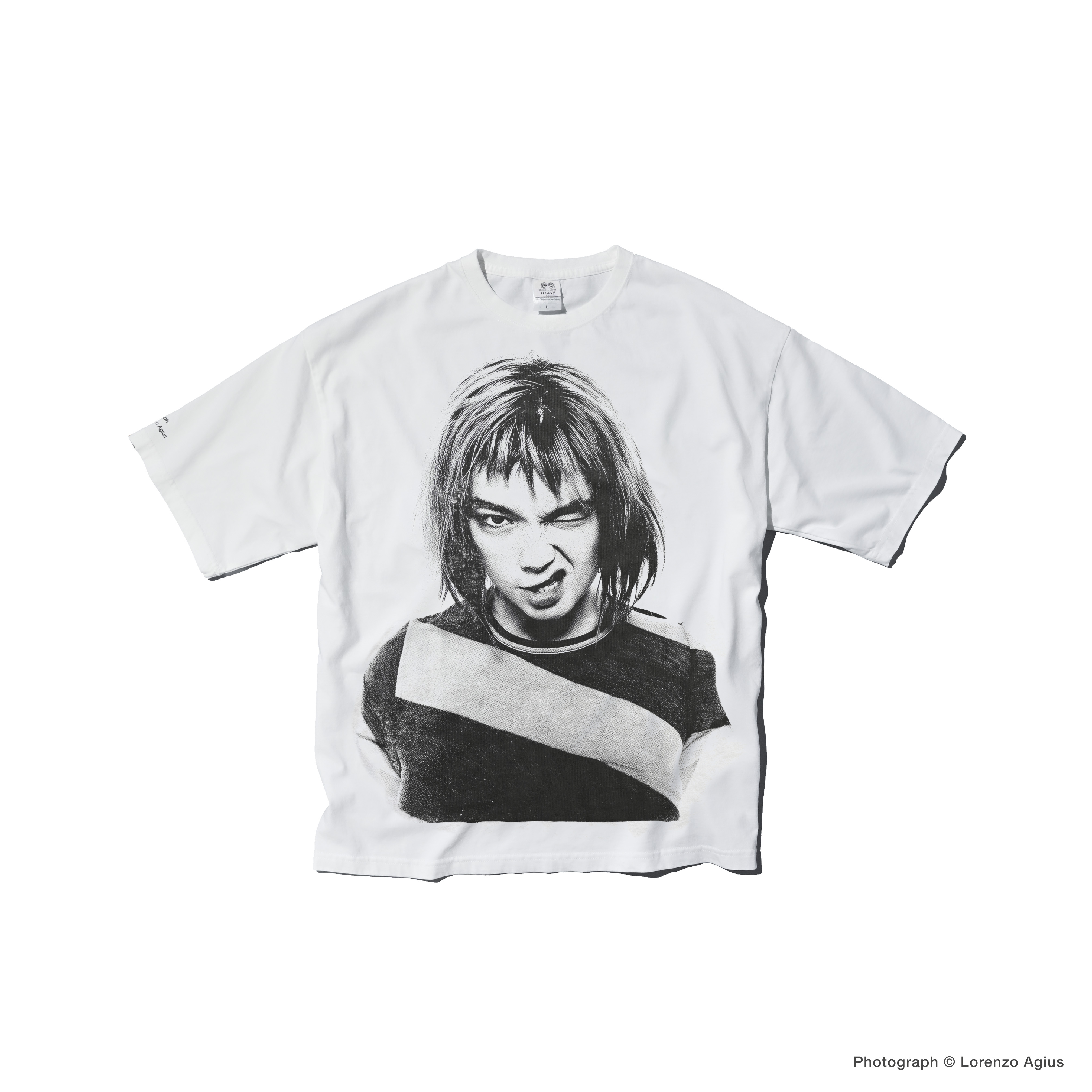 90年代に撮影されたBjorkのアーカイブフォトがTシャツに。Behind t…
