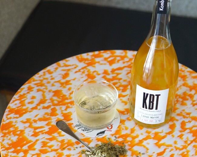 東京発クラフトコンブチャ「KBT」×シドニー発スペシャルティコーヒーロースター「Single O」がコラボ！ オーストラリア原産ハーブ「レモンマートル」を使ったコラボコンブチャを発売。