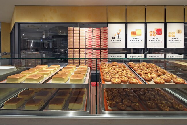 【札幌農学校 新千歳空港ファクトリー店】おかげさまで1周年!感謝を込めて、お買い上げプレゼント(オリジナルスタッキングマグ)や新チーズクッキー先行試食を実施