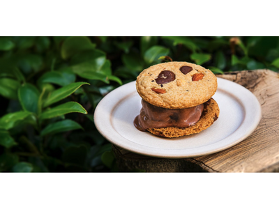 日本発プラントベースアイス「yumrich」とカフェ＆ワインバー「Mary Jane」のコラボレーションメニュー「クッキーアイスサンド」が新登場