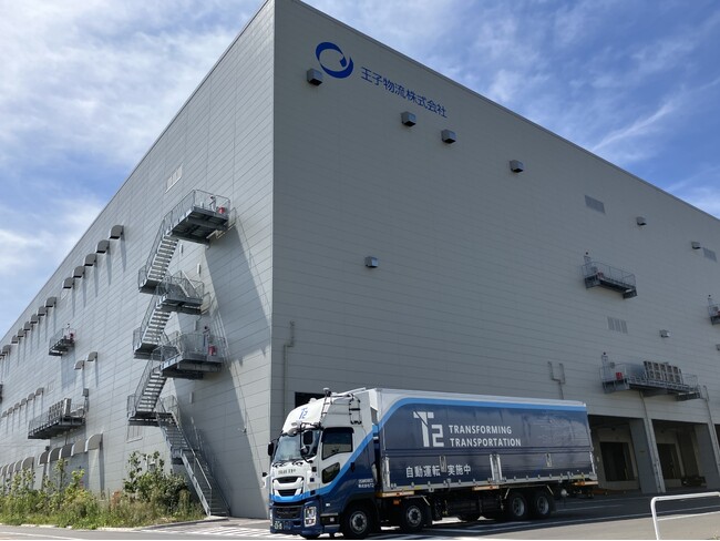 印刷に用いられる巻取紙を自動運転トラックで幹線輸送する実証開始