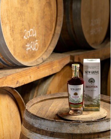 ブランド誕生期の原酒だけで仕上げた、限定ラム「ニューグローブ インセプション 21年 ビンテージ 2004」発売開始