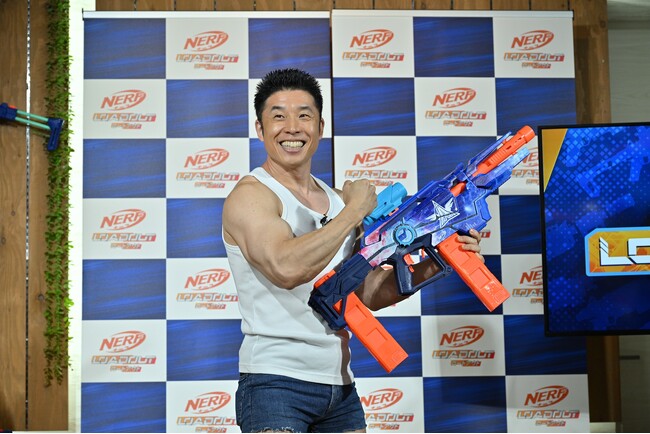 「ナーフ ロードアウトブラスター」シリーズ発表会に、タレントのなかやまきんに君がゲスト登壇！オリジナルの「きんにくブラスター」を制作し、今年の夏の始まりをなかやまきんに君らしさ全開で宣言