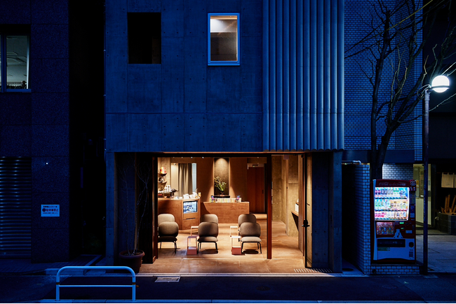 名作椅子に座り、デザインの記憶と眠る。BUNSHODO HOTELにて「永井敬二コレクション」の宿泊・特別展示室を公開