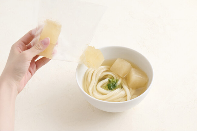 レンジで温めた讃岐うどんに“凍った出汁”を入れるだけ。夏の冷たいかけうどんに仕上げる「ひやかけキューブ」を発売！