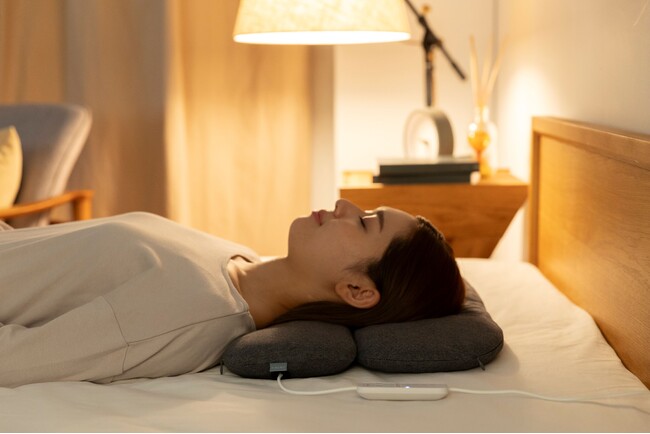 【CALQS】首・肩温熱機能を搭載した“低い枕”『首と肩がホッとする低い枕ローフラット』が本販売開始