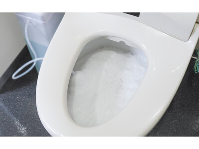 トイレ掃除に革命を。後付けできるトイレ泡生成マシンで尿の飛び散り