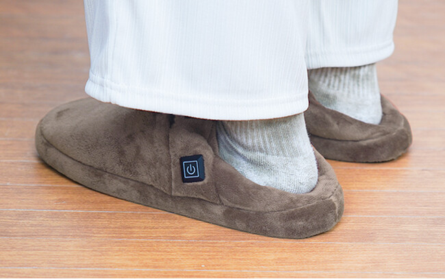 履くだけでまるでどこでも床暖房 ヒーター内蔵のスリッパ『どこでも床暖スリッパ』を発売