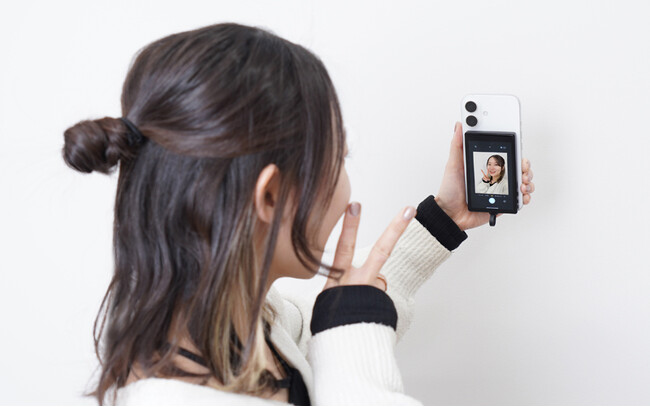 �m�[�}���J�����ł��O�J���Ő����IiPhone�̊O�J�����ō\�}�����Ȃ���B�e�w�O�J���Ŏ��R�ɐ����uiPhone��p���B�胂�j�^�[�v�x�𔭔�