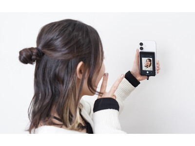 ノーマルカメラでも外カメで盛れる！iPhoneの外カメラで構図を見ながら撮影『外カメで自然に盛れる「iPhone専用自撮りモニター」』を発売