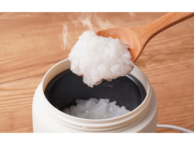 まるで「加熱式スープジャー」。デスクで熱々の“炊きたて”を。お粥やご飯が炊ける『持ち運びできるおかゆクッ...