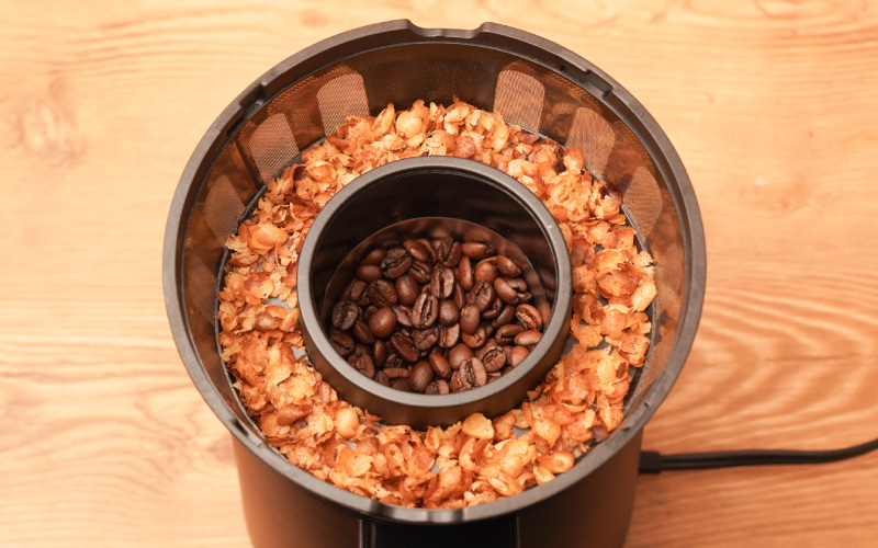 こだわりの自家焙煎で極上の一杯を。チャフ自動分離搭載の家庭用焙煎機『コンパクト…