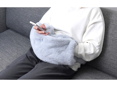 手もお腹も温めながらスマホ操作ができる「ながら暖房」。使い方自在の3WAYヒーター『おなかぽかぽかポッケ』を発売