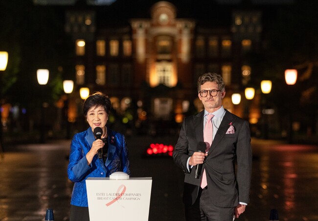 小池百合子東京都知事と共に、「乳がんのない世界へ」を願い点灯 / 360機のドローンが照らす、東京 丸の内の夜空に浮かぶピンクリボン