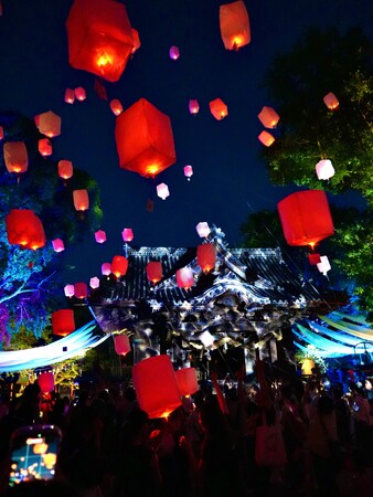 【福岡県八女市】福島八幡宮 約300人が夜空へ祈りを届ける「天灯祈願祭」を開催